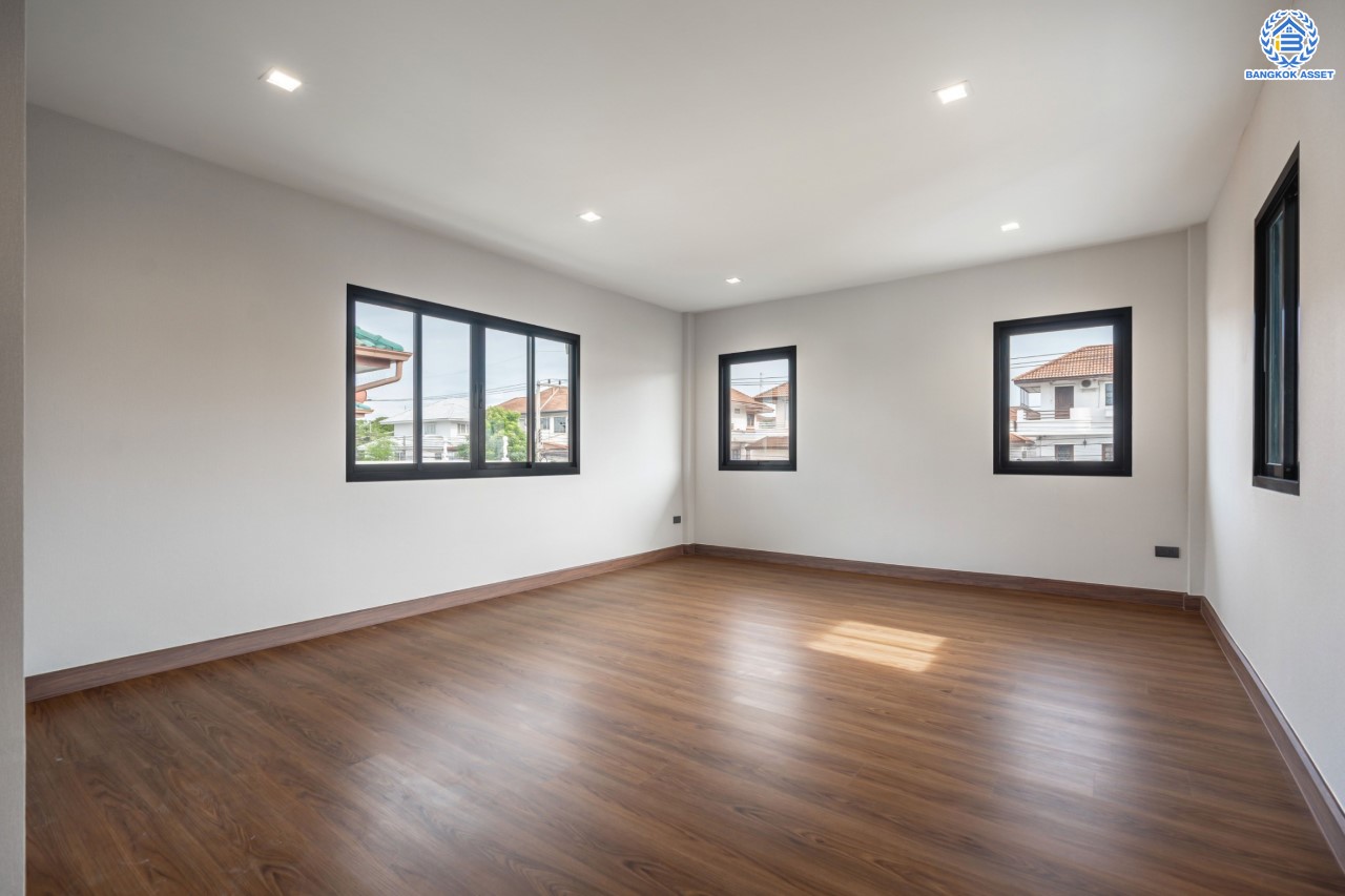 บ้านมือสองตกแต่งใหม่ ม.เมืองเอกประจิม พหลโยธิน87 ตกแต่งครบทุกฟังก์ชัน เนื้อที่ 200 ตร.ว. 3 ห้องนอน 5 ห้องน้ำ 1 ห้องรับรอง จอดรถได้ 3 คัน เชื่อมต่อทุกการเดินทาง ใกล้รถไฟฟ้าสายสีแดง "สถานีหลักหก"และทางด่วน "ศรีสมาน"